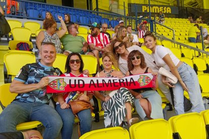 Aficionados y aficionadas del Almería en la grada de la Cerámica.