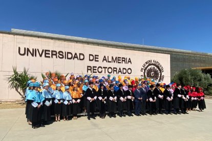 Foto de familia tras el acto académico.