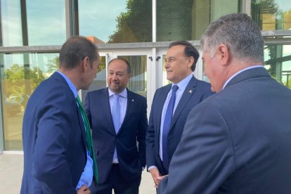 A la izquierda, Jesús Posada, reelegido presidente de los empresarios del mármol.