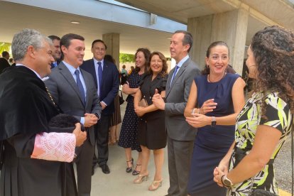 Autoridades antes de empezar el acto.