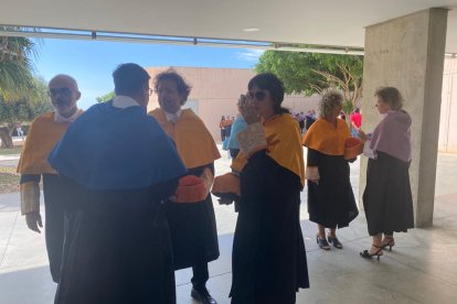 Esperando para el desfile de doctores.