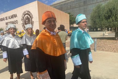 Con birrete naranja, José Céspedes.