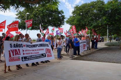 Sindicatos protestan cerca del Paraninfo.