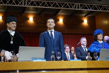 Mesa presidencial del acto.