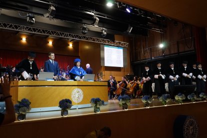 Acto en el Paraninfo de la UAL, con la música y el coro como protagonistas.