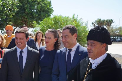 Juanma Moreno, presidente de la Junta de Andalucía, con autoridades provinciales y el rector.