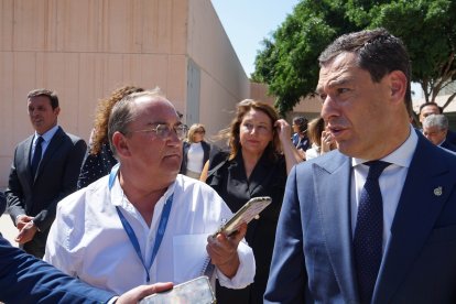 A la derecha, Juanma Moreno, presidente de la Junta de Andalucía.