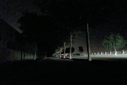 Solamente los focos de los vehículos iluminan esta carretera que sube junto al Parque del Andarax.