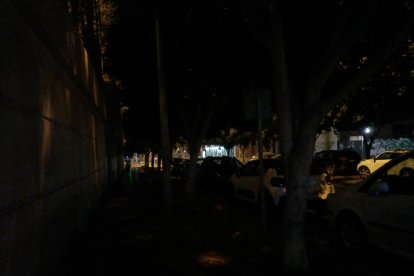 La calle Hermanos Machado, la de la Biblioteca Villaespesa, es desde hace años de las más oscuras de la ciudad.