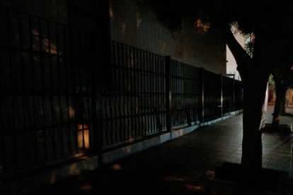 La calle Hermanos Machado, la de la Biblioteca Villaespesa, es desde hace años de las más oscuras de la ciudad.