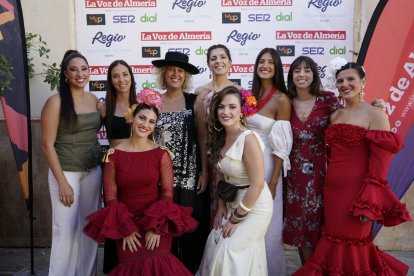 Con el traje de flamenca y en la mejor compañía estas veratenses no se han perdido la feria de mediodía.