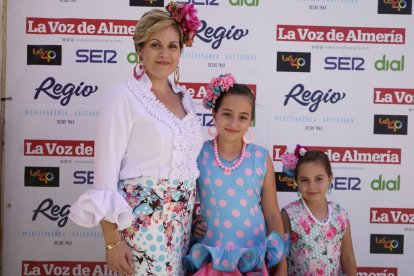 Isabel Ainoa y Nuria espectaculares en la feria de mediodía desde restaurante Regio.