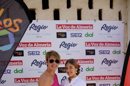 Irma y Noa en el photocall de La Voz de Almería en Regio gastrobar.