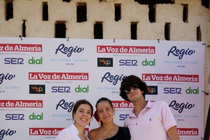 Daniela y Lucía y Juan no se han perdido la feria de San Cleofás.