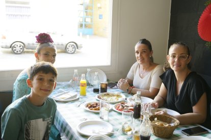 Fran, Rocío, Paqui y Mari Ángeles disfrutando de unas buenas tapas de migas y magra en la feria.