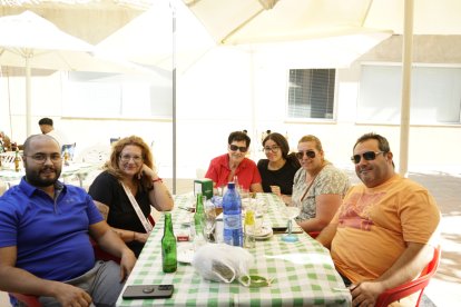 La familia Flores Jiménez no se ha perdido las fiestas de mediodía en la feria.