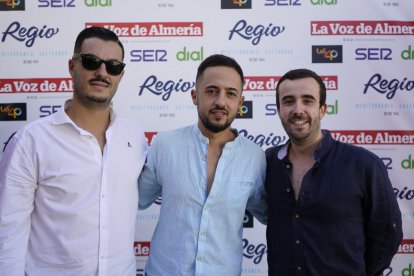 Enrique, Patxi y Andrés posan el photocall de La Voz de Almería.