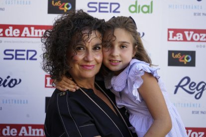 Sonia junto a su ahijada Carmen.