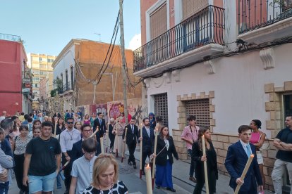 Largas filas de cirios acompañando a la Merced.