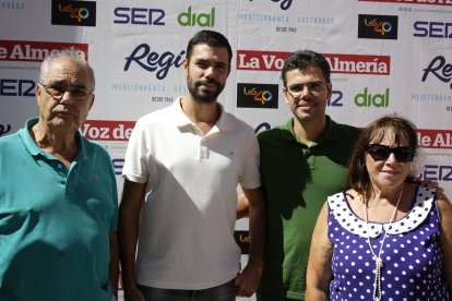 Antonio junto a sus hijos Jose y Antonio y su mujer Rosa.