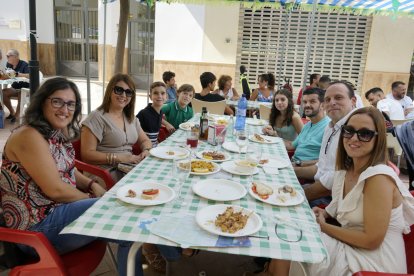 Estos veratenses disfrutan de la feria en la mejor compañía.