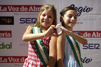 La foto más dulce del domingo de feria protagonizada por las damas de honor María y Rocío.