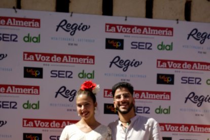 Andrés y Noa posan juntos en el photocall de La Voz de Almería.