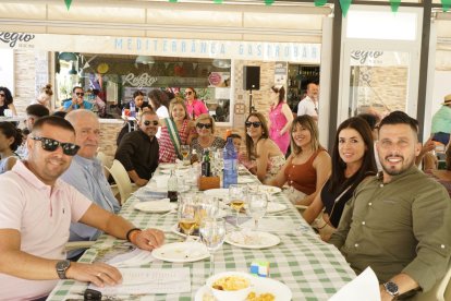 La familia han celebrado el cumpleaños de la abuela Fina entre tapas de paella y rebujito.