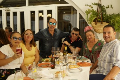 Los Ramos y los Flores disfrutan de la feria de mediodía.