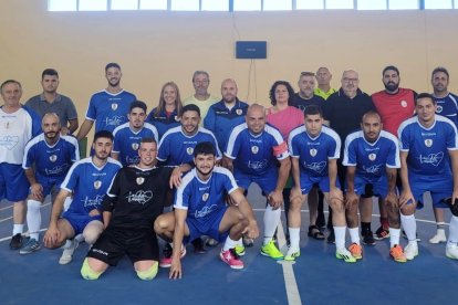 El nuevo equipo posando con las autoridades.
