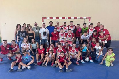 El campeón Alhama con sus seguidores.