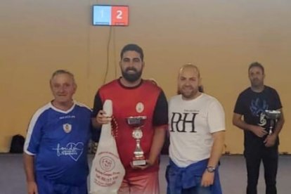 El capitán del Alhama levantó la copa y el jamón.