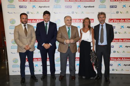 Juan Ignacio Zafra con parte del equipo de CaixaBank que estuvo en la gala de los III Premios a la Economía Sostenible.