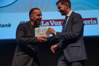 Francisco Jesús Montoya, director de Campojoyma, recogiendo el premio a la Bioeconomía y Economía Circular.