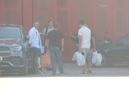 Vicente Moreno y su cuerpo técnico saliendo con sus pertenencias.