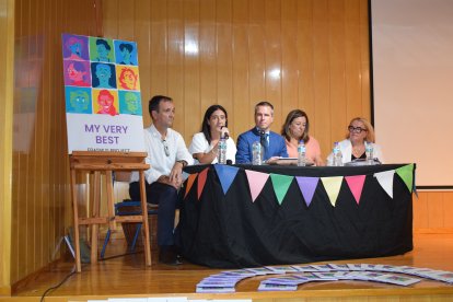 Representantes de Educación, del Ayuntamiento y del centro en la presentación del libro.