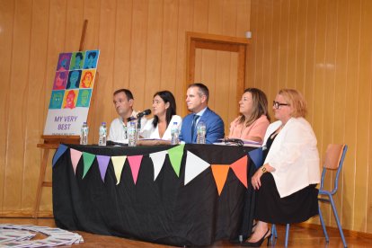 Representantes de Educación, del Ayuntamiento y del centro en la presentación del libro.