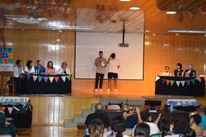 Dos de los alumnos participantes explicando su experiencia.