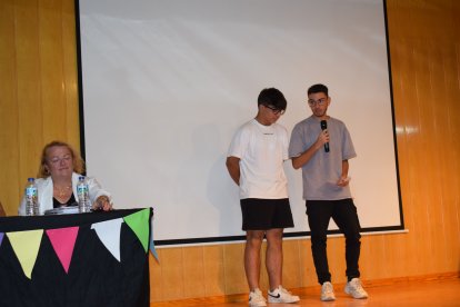 Dos de los alumnos participantes explicando su experiencia.