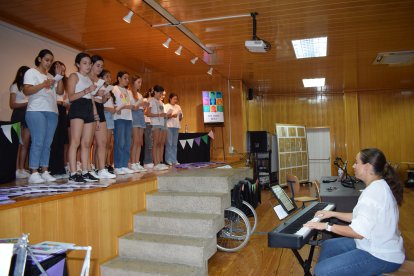 Actuación musical durante la presentación del libro en el IES Santo Domingo.