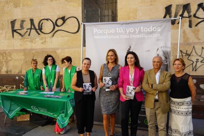 Foto de familia junto al Cervantes y Escuela de Artes.