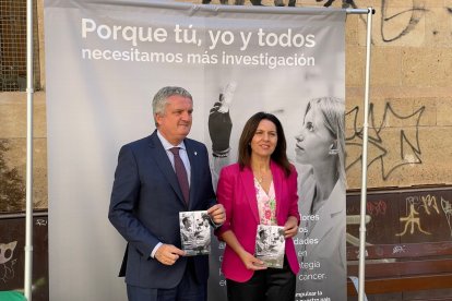 Juan de la Cruz, delegado, y Magdalena Cantero, presidenta de la AECC en Almería.