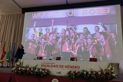 Elsa Punset relató los hitos conseguidos por la mujer en los últimos 100 años.