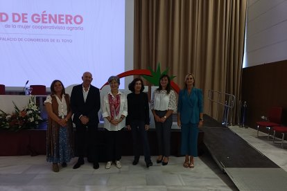 Teresa Baró, Elsa Punset y Marta Reyero, junto al Consejo Rector de CASI, compuesto por Antonio Bretones (presidente), Bienvenida Pascual (vicepresidenta) y María Gracia Melero (secretaria).