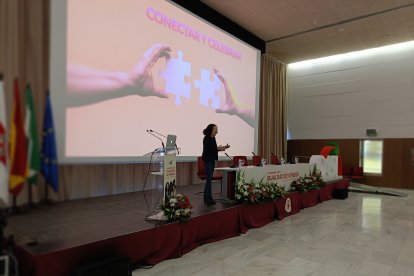 La conferencia comenzó con un comentario a lo importante que es conectar entre nosotros.