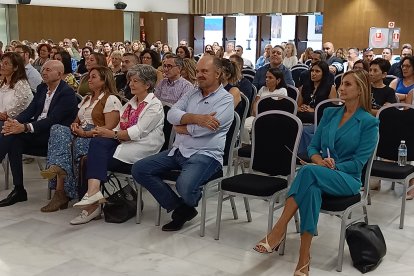 Antonio Bretones, Bienvenida Pascual, Teresa Baró, Marta Reyero y el resto de asistentes atentos a la conferencia de Elsa Punset.