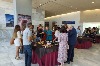 Una pausa para el café y comentar los prolegómenos de la primera conferencia.