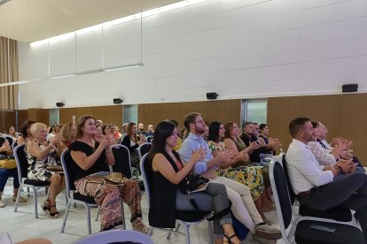 Elsa Punset demostró el complejo funcionamiento del cerebro humano con ejercicios de motricidad.