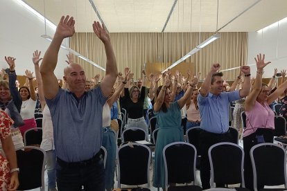 La ponencia de Elsa Punset acabó con un unísono grito de positividad y una pose de poder.