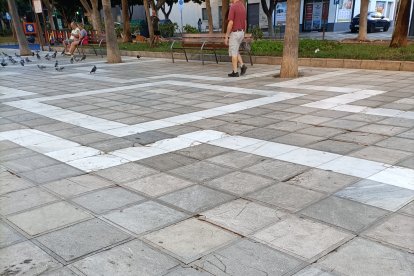 Baldosas rotas, sueltas y en mal estado de conservación